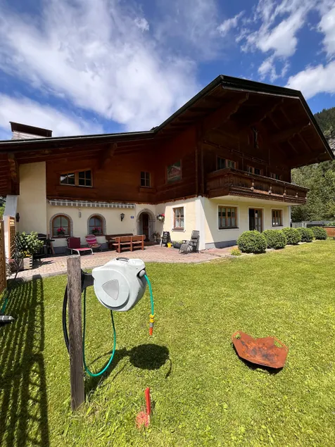 Vacation home with garden and sun terrace - Image 1