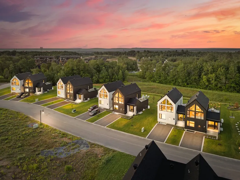 Sofa Villas – Beautiful cottage at Mont Ste-Anne - Image 1