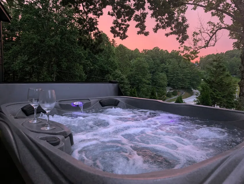 ONYX OWL: Private Hot Tub⁘Fire Pit⁘Heated Patio - Image 1