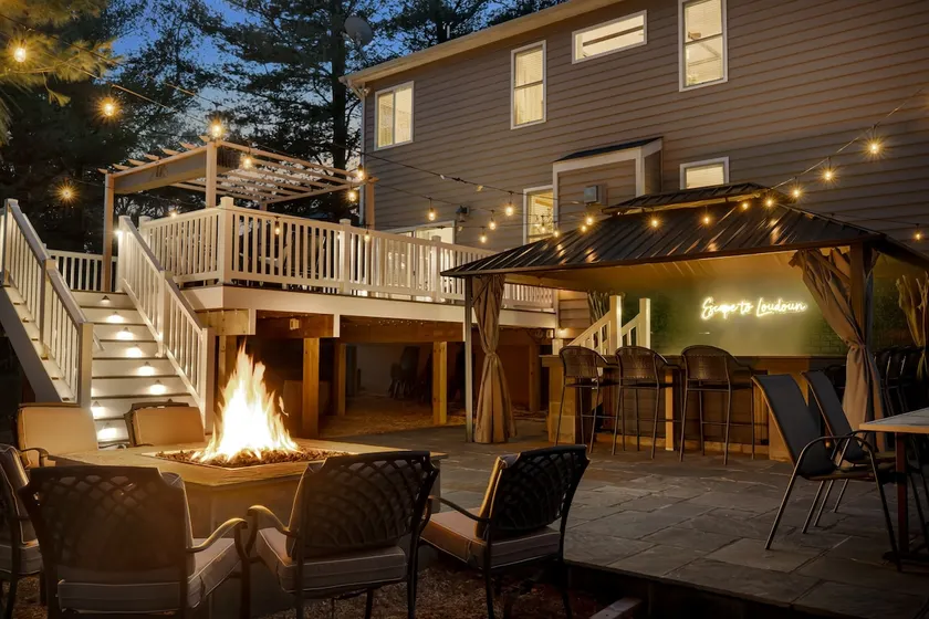 Loudoun Escapes: 7BR, Firepit+HotTub, Walk to Town - Image 1