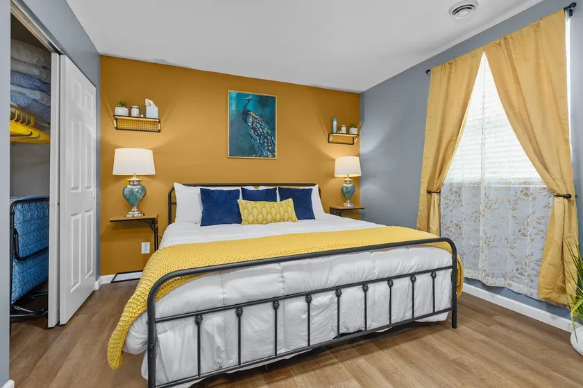 Master Suite central to PGH and Airport Top 5%B&B - Image 1