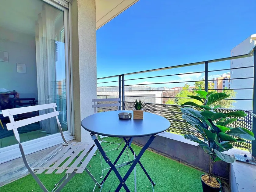 Bright 1BR • Balcony • Close to Transport - Image 1