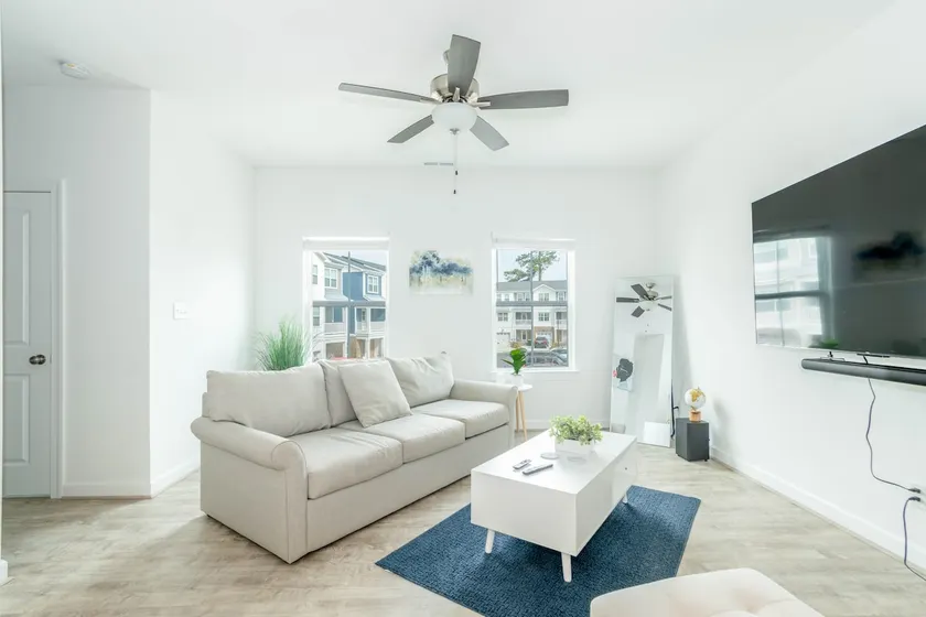 Cozy Coastal Haven, 5 Minutes to the Beach! - Image 1