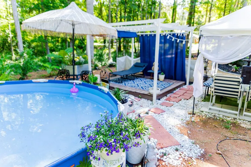 SaviePlace: Basement suite with outdoor oasis - Image 1