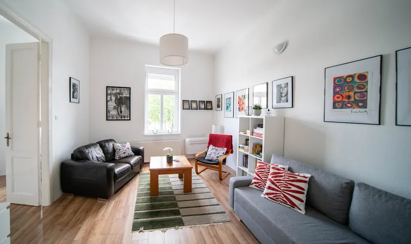 Cosy central apartment at river - Image 1