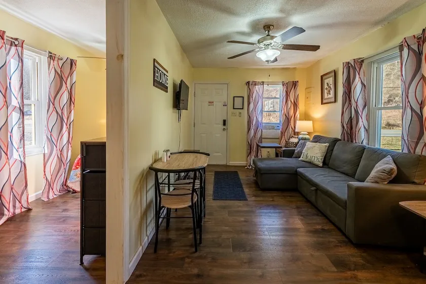 Quaint Cabin By The Creek Privat - Image 1