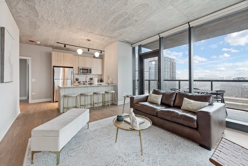 West Loop 2BR : Skyline Views + Prime Location - Image 1