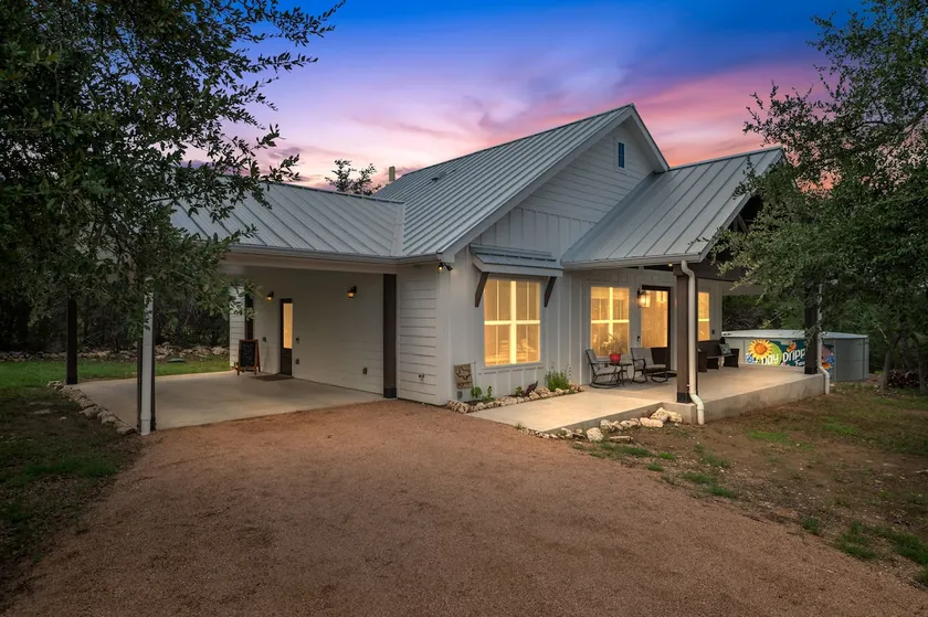 Day Drippin' Farm-stay | Rainwater| New Build - Image 1