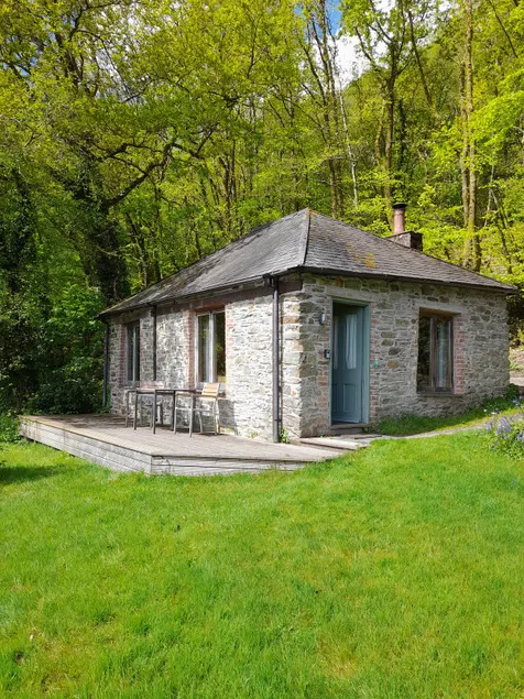 Tin mine riverside retreat, log fires, views, wildlife, ruins, pet-friendly - Image 1