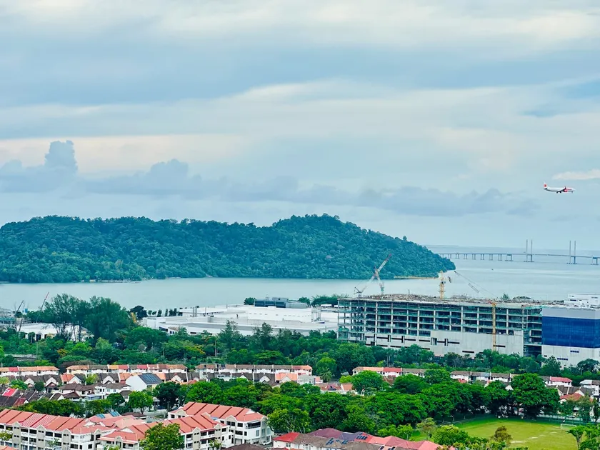 CozyStay Rooftop Sky Pool Sea &Bridge View Luxury - Image 1