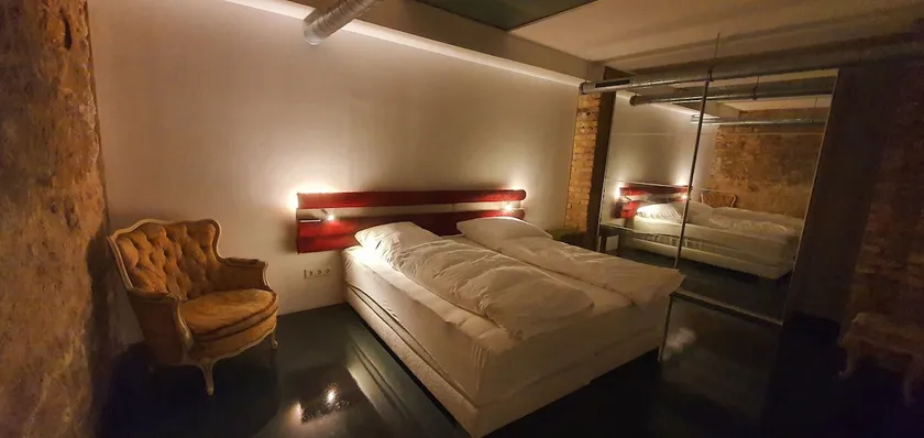 Studio apartment in a loft - Image 1