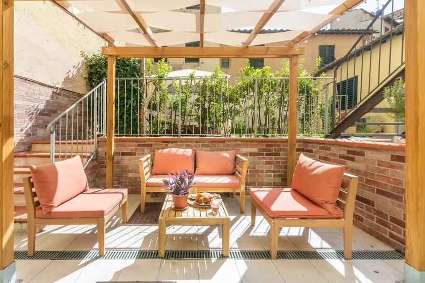 2 Suites, 2 Baths & Patio: Perfect City Logistics - Image 1
