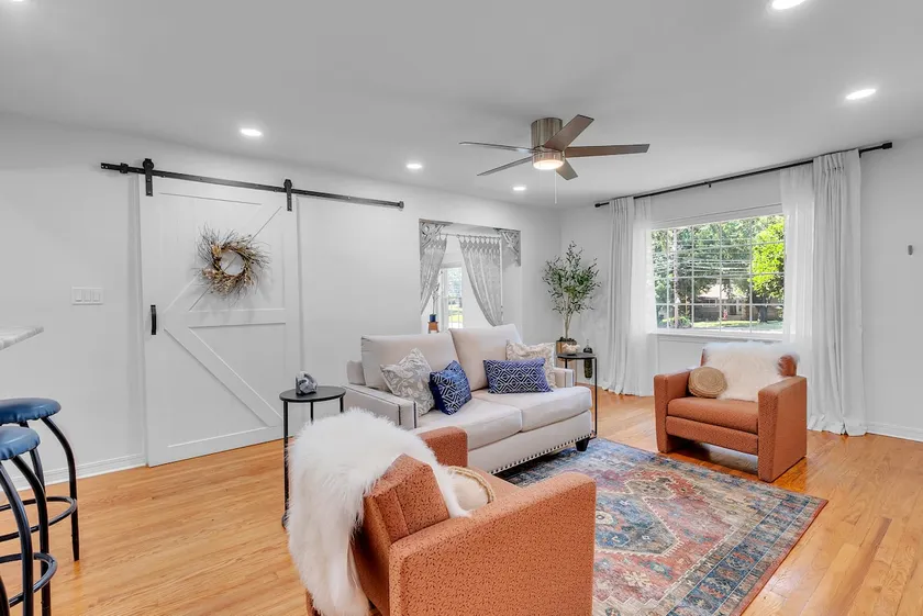 Centrally Located 2-2 Close to Hospitals & Lakes - Image 1