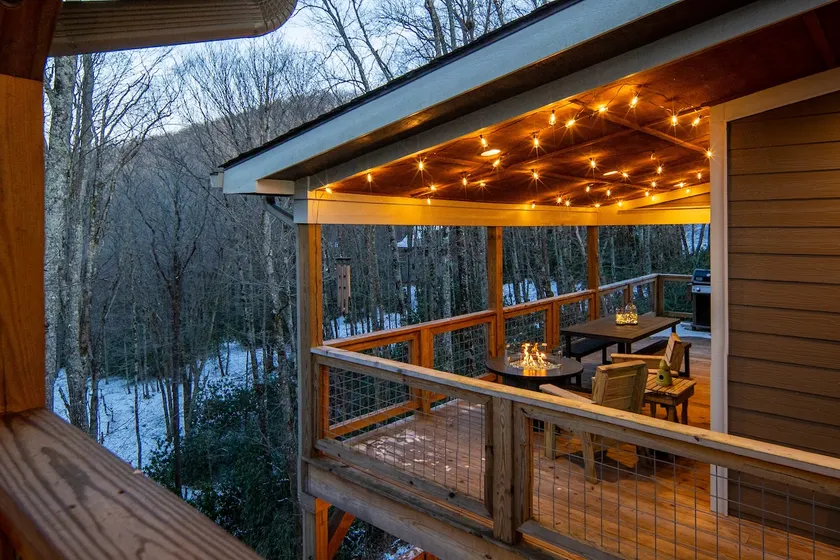 Rustic & cozy, 3 decks w/ loft, 10 min to downtown - Image 1