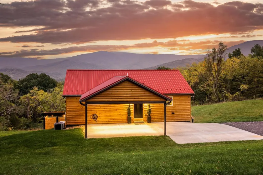 Howdy Cabin: Hot Tub, Stunning Views, EVSE, Wi-Fi - Image 1