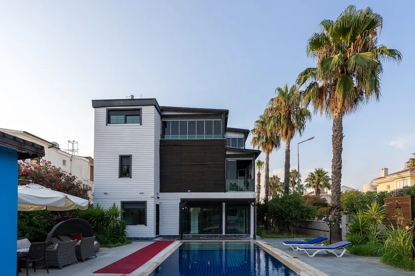 Relax in our luxury villa - Image 1