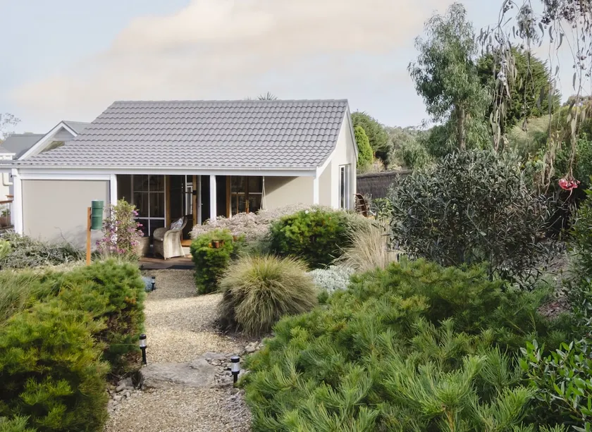 Garden cottage in Mount Eliza - Image 1