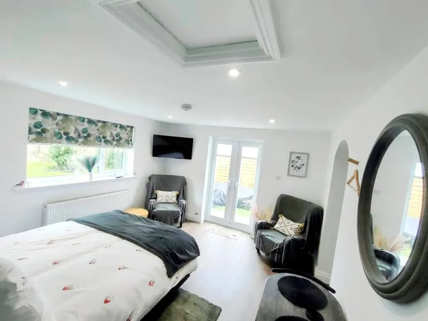Cosy guest room, pet friendly with outdoor space - Image 1