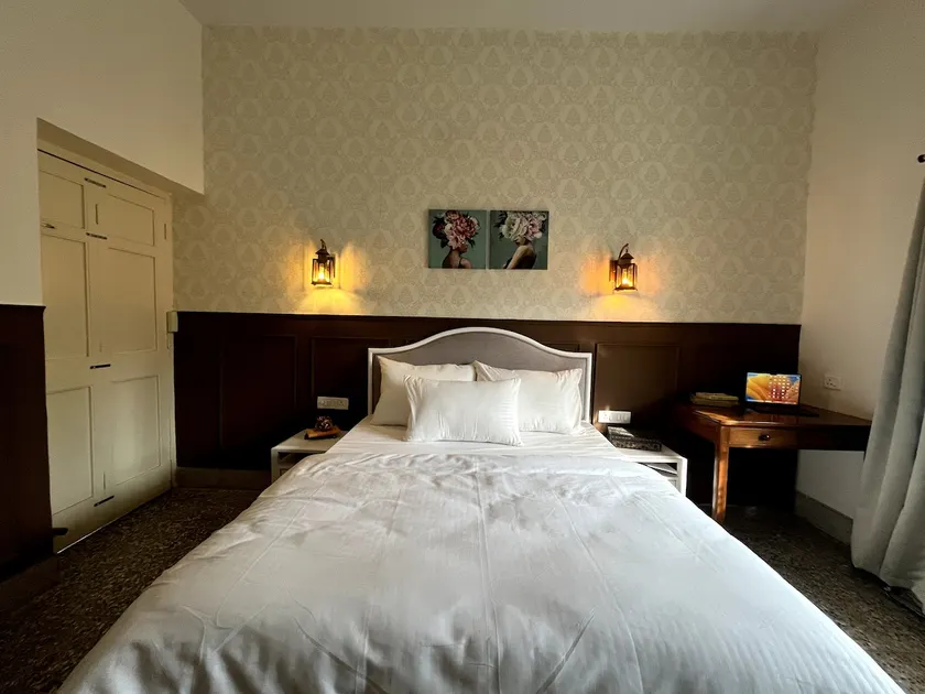 Spacious Colonial 4BHK; Green Lawn;Outdoor Jacuzzi - Image 1