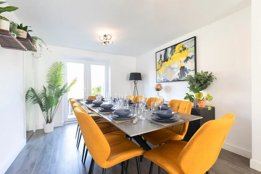 Modern 4 Bed 3 Bath Home Close to the Town Centre - Image 1