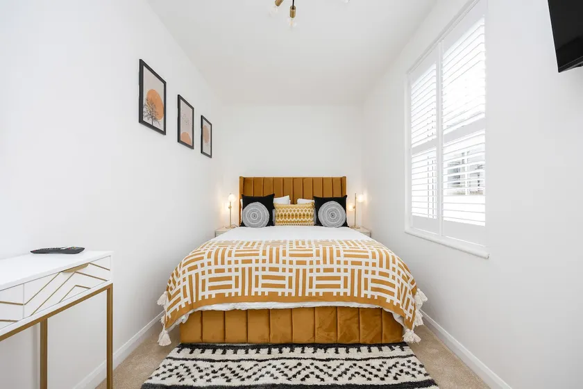 Stunning modern space in Hove & free parking - Image 1