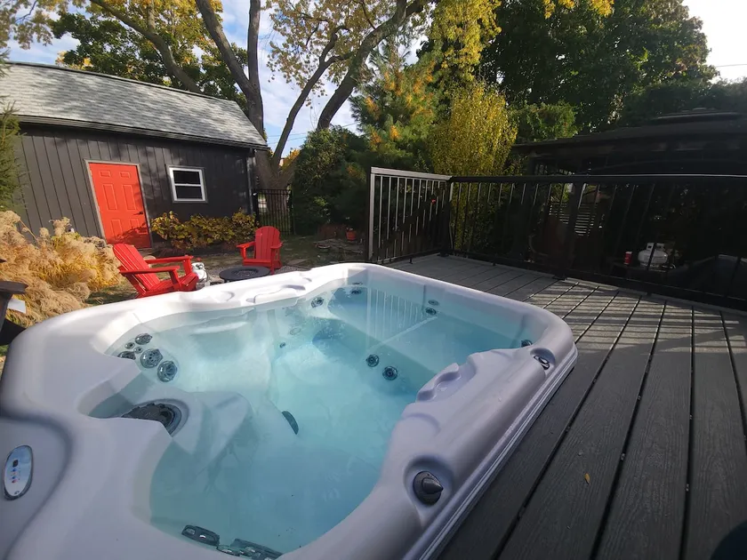 Niagara Wine Country Art House | Hot Tub | 2 ppl - Image 1