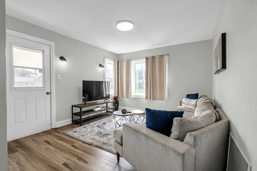 Bright 1-BR APT, Prime Location - Image 1