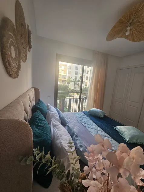 near airport with pool view and Netflix - Image 1
