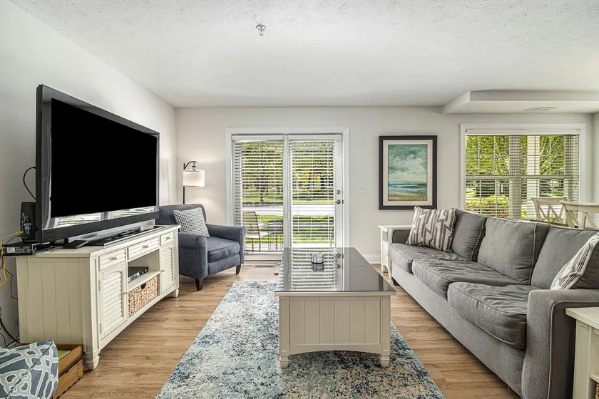 Upscale City Condo Quiet Street - Image 1