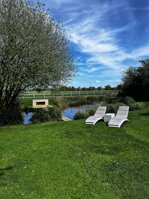 Meadow view peaceful countryside lodge with ducks - Image 1