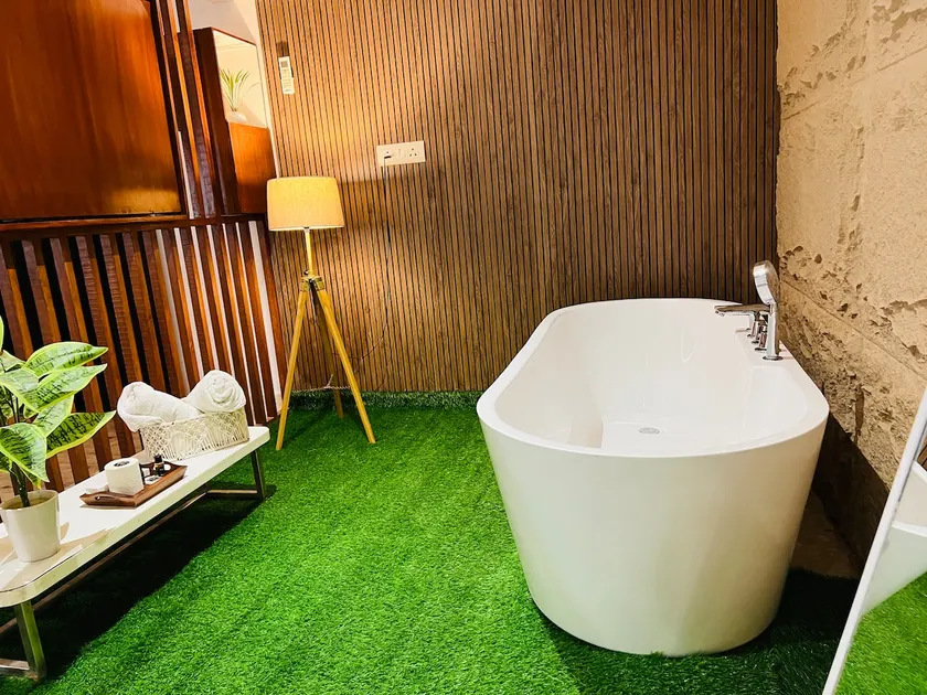 Ultra Luxury Studio Apartment with Bathtub - Image 1