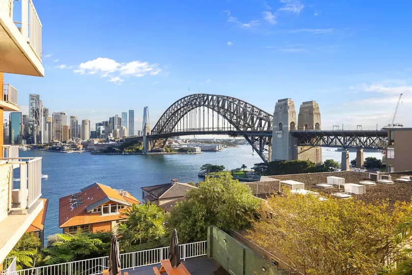 Sydney Harbour Bridge View Apartment - Image 1