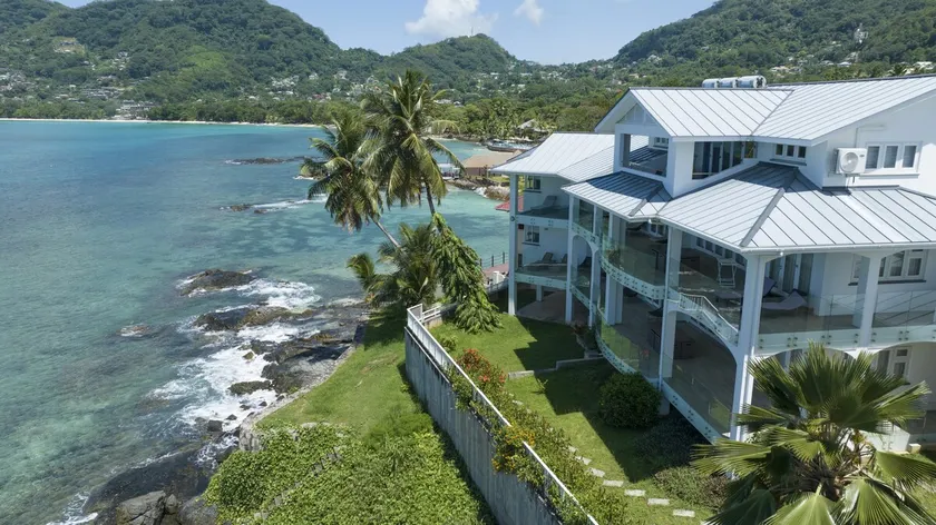 VallonEnd Beachfront villa with excellent view - Image 1