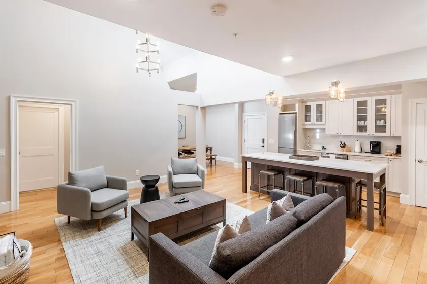 Corner Apt, Open Floor Plan In Downtown Newport - Image 1