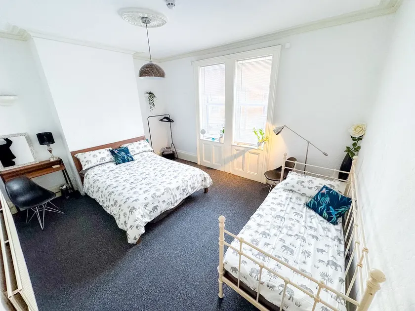 LARGE VICTORIAN TOWN HOUSE FOR UP TO 16 GUESTS - Image 1
