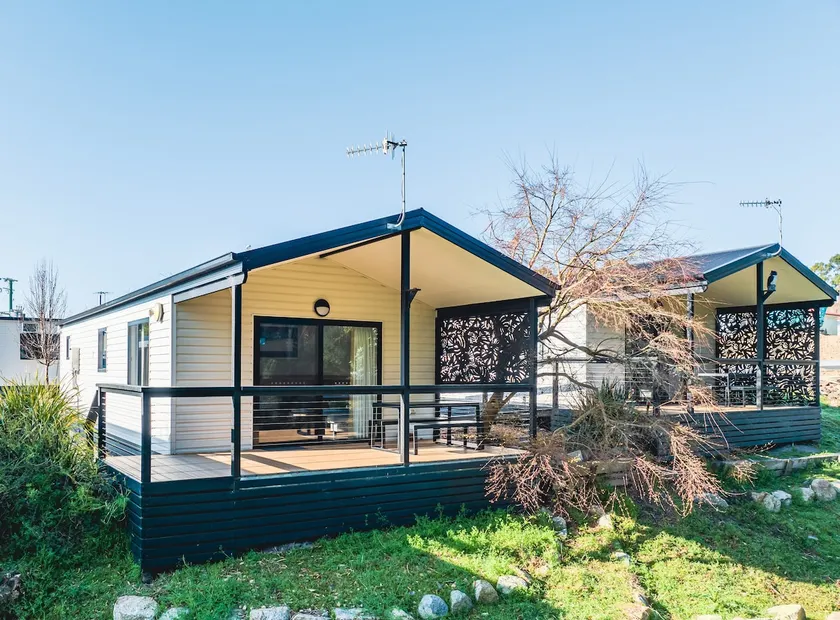 Premier 2 Bedroom Cabin: 1 Queen, 2 Singles - Image 1