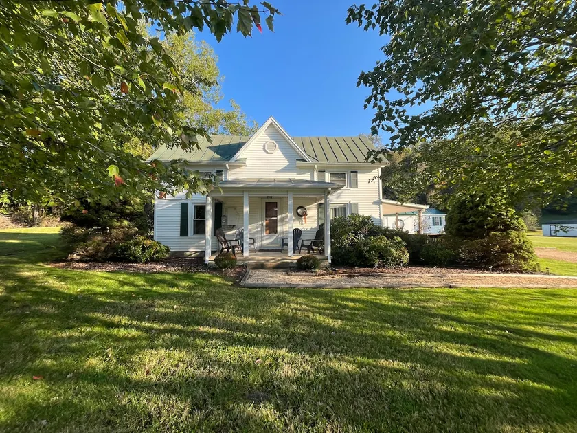 Charming Farmhouse in a great location! - Image 1