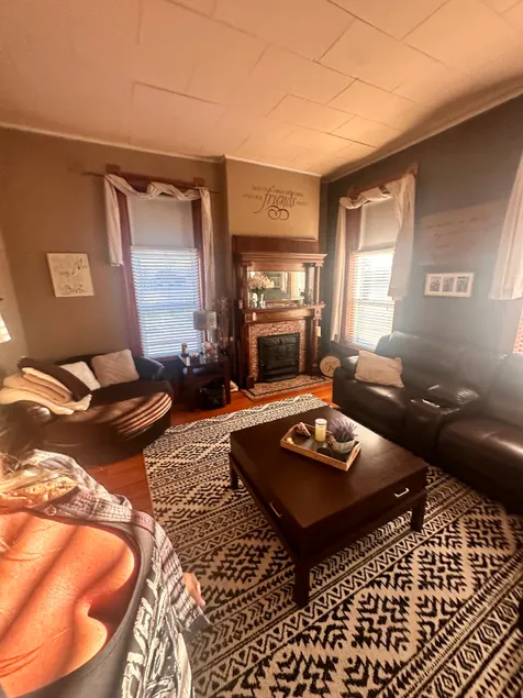 Vintage downtown spacious upstairs apartment - Image 1