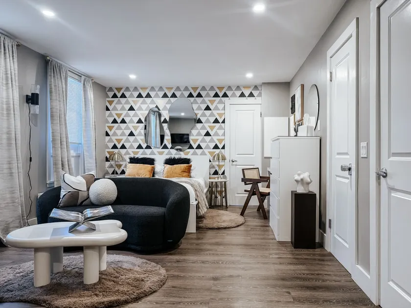 Stylish Studio w/porch in the Heart of Park Ave - Image 1