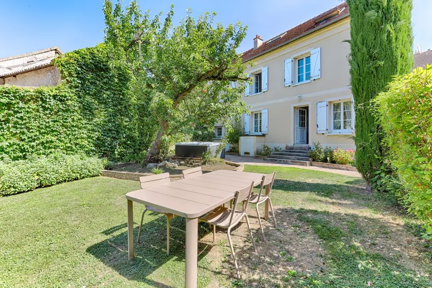 Square-bnb - Garden apartment 10 min from D - Image 1