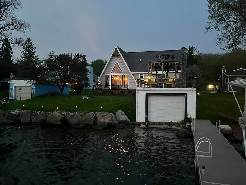 Immaculate Home lige på smukke Hubbard Lake. - Image 1