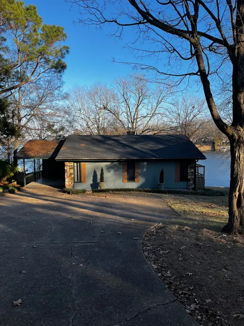 ”Lakeside Blue Bungalow” on Lake Thunderbird - Image 1