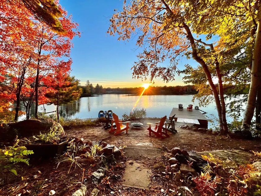 Waterfront Retreat with Sunset Views & Sandy Beach - Image 1