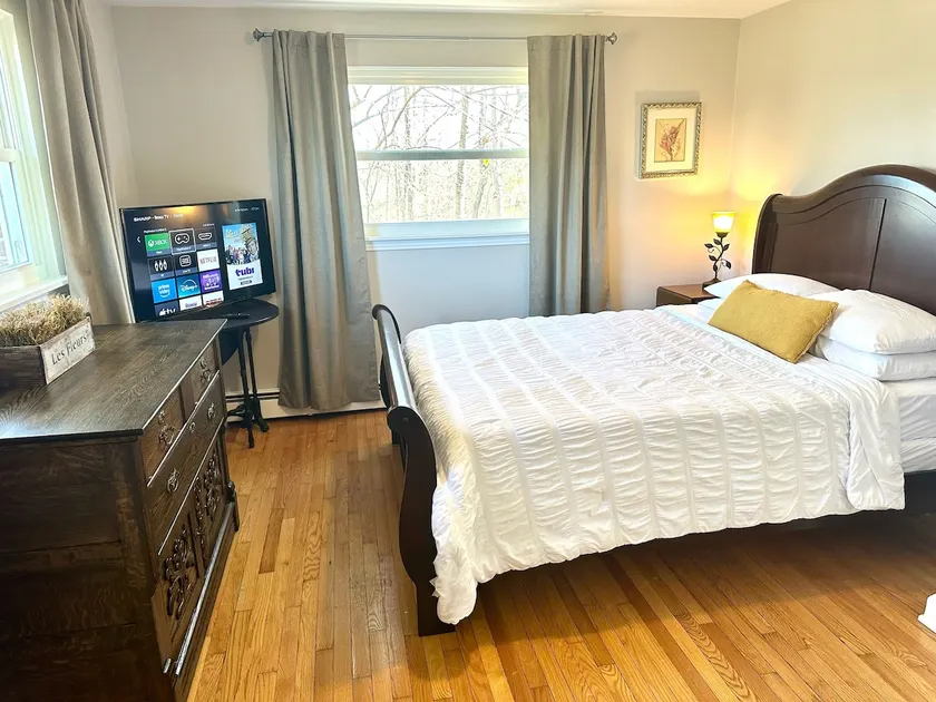 Humble Abode! Sleeps 6, with ping pong table! - Image 1