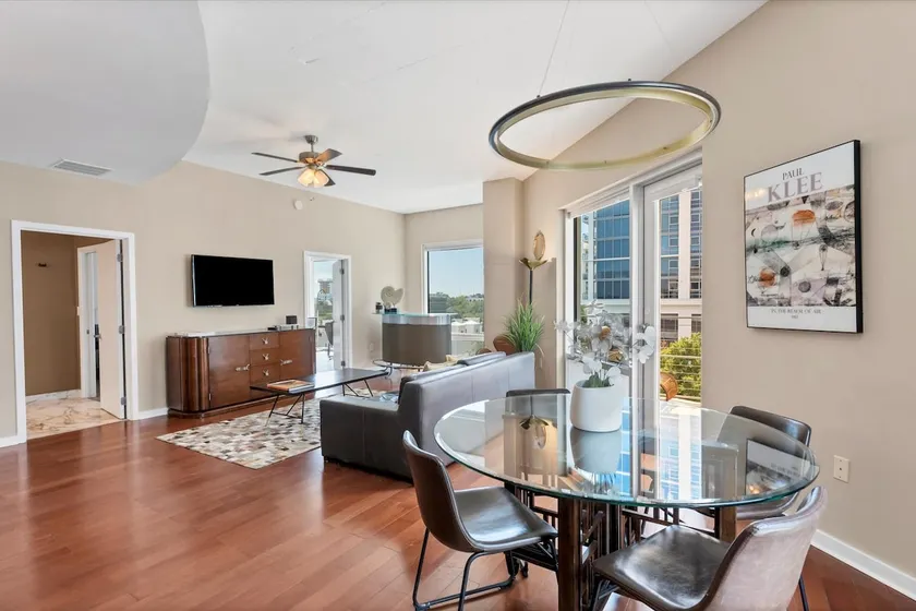 Beautiful Downtown Condo 1/1 - Image 1