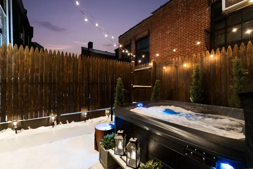 Hot Tub, King Bed, Cabin Vibes in Lawrenceville! - Image 1