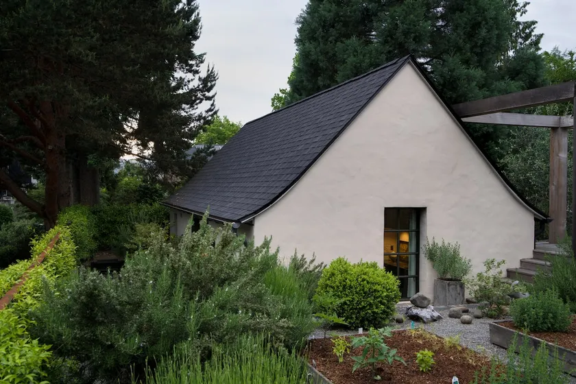 The Green Door PDX: A European Inspired Cottage. - Image 1