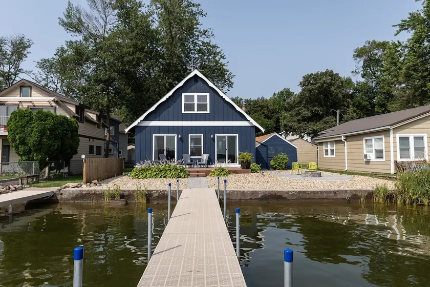 Lake Front Retreat - Image 1