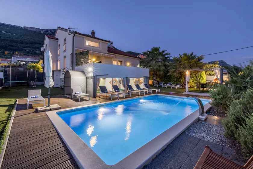 Private Resort Villa, Salt Pool, Cinema & Sea View - Image 1