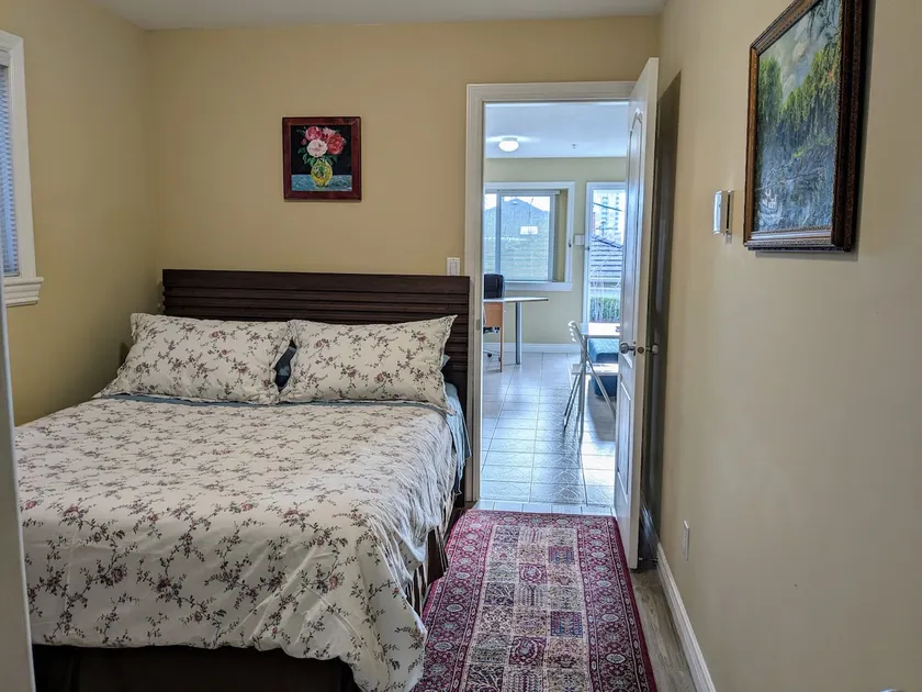 1 bedr near SkyTrain w/private entrance & bathroom - Image 1